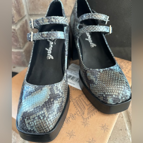 Free People Ruby Double Strap Platform Mary Janes US 8.5 EU 39 Blue and Black - Picture 4 of 5